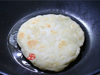 11、香葱煎肉饼,再调成小火煎至两面焦黄色即可。