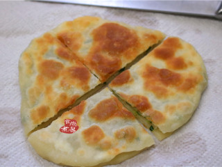 12、香葱煎肉饼,将煎好的馅饼取出,用吸油纸吸去多余的油分,切块摆盆即成。