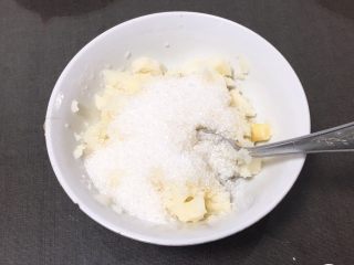 1、山药软饼,山药去皮洗净蒸熟,放入细砂糖拌匀一下。