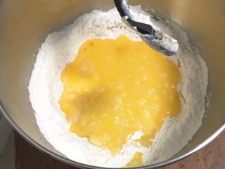 4、山药软饼,再加山药泥,启动厨师机揉面10分钟。