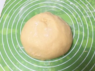 5、山药软饼,拿出整理,滚圆。