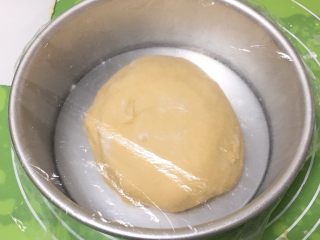 6、山药软饼,放入模具,盖上保鲜膜。