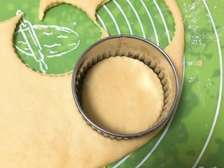 8、山药软饼,拿出,将面团擀成1.5厚的面皮,用圆的工具扣出小圆饼。