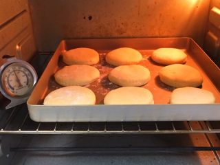 10、山药软饼,烤箱预热至160度,金盘送入烤箱烤制20分钟。