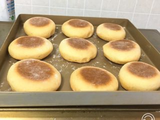 11、山药软饼,10分钟左右翻个面,烤完拿出冷却。