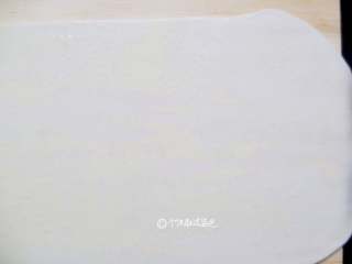 3、死面卷子,把猪油抹在面片上，再均匀撒入盐。