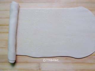 4、死面卷子,由长方形面片窄的一边开始卷起，边卷边抻。