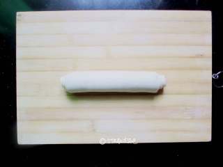 5、死面卷子,直到完全卷起来，用手搓匀。