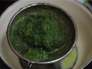 2、让人不忍心下口的——翡翠饺子,将菠菜泥过滤，取汁备用