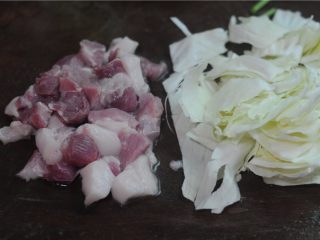 4、让人不忍心下口的——翡翠饺子,趁醒面团的时候，将肉切成块，包菜也切成块