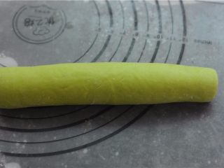 8、让人不忍心下口的——翡翠饺子,卷起来，稍微搓几下，让面团卷的更紧实