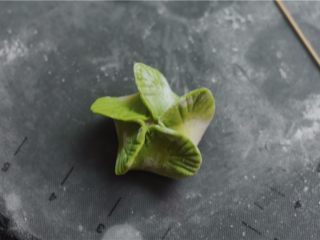 11、让人不忍心下口的——翡翠饺子,全部都擀成圆片，中间包上肉馅，整理成花瓣状，用牙签压出花纹