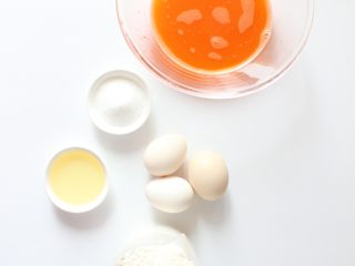 1、胡萝卜松饼(适合12个月龄以上的宝宝),准备所有食材