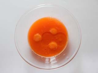 3、胡萝卜松饼(适合12个月龄以上的宝宝),蛋黄加胡萝卜汁,油搅拌均匀