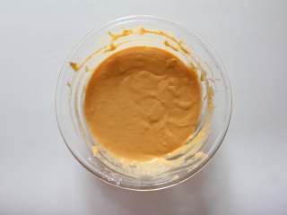 5、胡萝卜松饼(适合12个月龄以上的宝宝),翻拌均匀