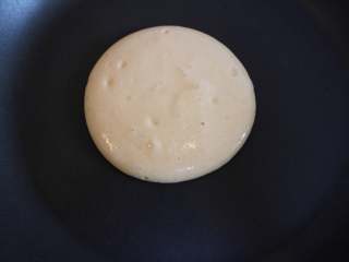 9、胡萝卜松饼(适合12个月龄以上的宝宝),快速倒入一勺面糊 不要一点点倒 否则会出现一圈一圈的痕迹