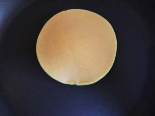 10、胡萝卜松饼(适合12个月龄以上的宝宝),保持小火直到出现气泡并开始破裂 翻面 关火 用余温煎制上色即可