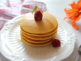 12、胡萝卜松饼(适合12个月龄以上的宝宝),最后淋上枫糖或者果酱即可