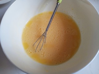 2、抹茶千层蛋糕,用蛋抽搅匀