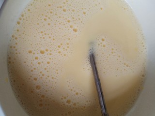 3、抹茶千层蛋糕,加入牛奶,继续搅拌均匀