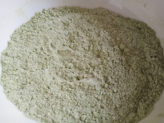 4、抹茶千层蛋糕,抹茶粉和低粉混合均匀