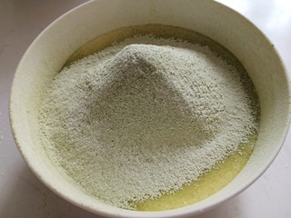 5、抹茶千层蛋糕,混合好的面粉筛入到蛋液糊中,蛋抽搅匀