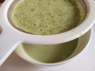 6、抹茶千层蛋糕,把面糊过筛3次,这样能把没混合好的面疙瘩筛出去,做的饼皮也更加细腻