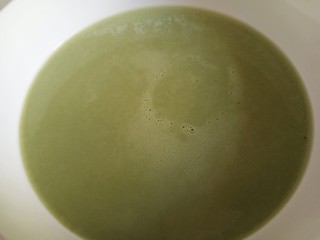 7、抹茶千层蛋糕,过筛好的面糊如图所示