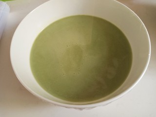 8、抹茶千层蛋糕,把碗用保鲜膜包好,放冰箱冷藏半个小时