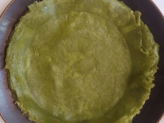 11、抹茶千层蛋糕,拿一个碗或者圆形容器,在饼皮上压出印,用刀按照轮廓切好