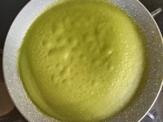9、抹茶千层蛋糕,取个平底不粘锅,舀入一勺面糊,转一圈摊平,小火煎到表面冒泡,取出饼皮放凉备用。