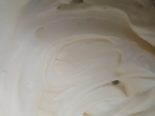 12、抹茶千层蛋糕,淡奶油加糖,打发至八九分左右。打发不够,饼皮易滑,坐不住