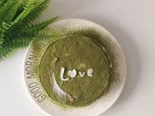 15、抹茶千层蛋糕,最后一层封顶,顶层不要抹奶油。放入冰箱冷冻半个小时左右