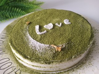 16、抹茶千层蛋糕,取出蛋糕,表面撒一层抹茶粉,中间吊坠两块金箔装饰