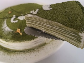 18、抹茶千层蛋糕,切开看,每层基本都很平整均匀。
