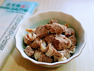 3、红烧牛肉空心面,煮好的牛腩捞出用温水冲洗，将牛腩上的杂质冲洗干净。