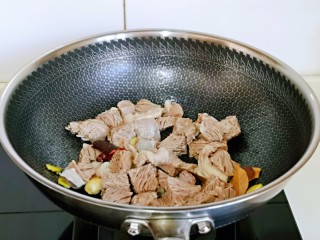 5、红烧牛肉空心面,再将焯水的牛腩放入锅中煸炒，小火炒至没有水分为止。