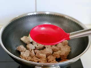 6、红烧牛肉空心面,加入料酒，可以适当多一些，去腥。