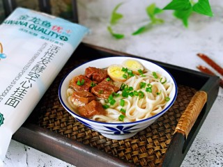 16、红烧牛肉空心面,煮熟的面放入牛腩汤碗中，马上牛腩，鹌鹑蛋从中间切开放入碗中，撒上葱花。