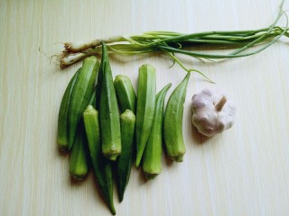 1、#咸味##养生菜#凉拌秋葵,准备好食材。