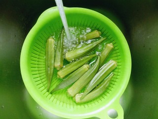 2、#咸味##养生菜#凉拌秋葵,用冷水冲洗秋葵，之后再加入少许盐，泡10分钟。