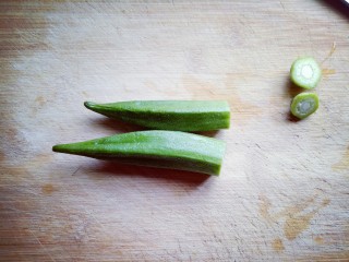 3、#咸味##养生菜#凉拌秋葵,捞出后将秋葵根切掉，依次做完。