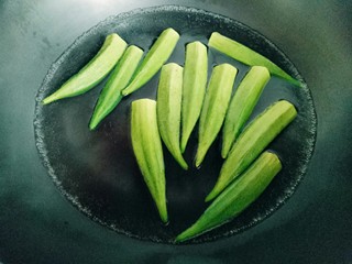 4、#咸味##养生菜#凉拌秋葵,将盐水泡好的秋葵焯水，锅中加入水，大火烧开，加秋葵。