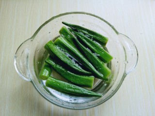 7、#咸味##养生菜#凉拌秋葵,焯水的秋葵，捞出后立即过冷水。冷水泡一会。
