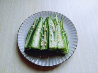 9、#咸味##养生菜#凉拌秋葵,切好的秋葵摆放在盘子里。