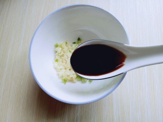 13、#咸味##养生菜#凉拌秋葵,再加入一勺生抽。