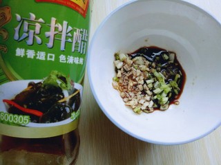 15、#咸味##养生菜#凉拌秋葵,再加入凉拌醋。(根据个人喜欢可以不放。)