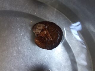 1、香菇滑鸡粥,泡发香菇