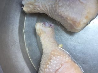 2、香菇滑鸡粥,鸡腿解冻洗干净