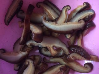 3、香菇滑鸡粥,香菇切丝，也可以剁碎